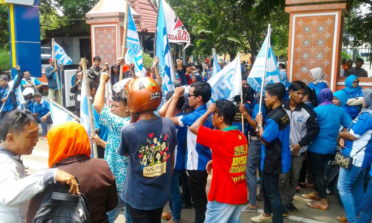 Protesters in Pekalongan march over alleged working conditions at PT CNL Maju Bersatu in October 2016. Other fishmeal plants in Indonesia were the target of a half dozen protests and instances of civil unrest in the five years after this march. Protests often focused on foul odors, the pollution of nearby waters, or labor grievances.